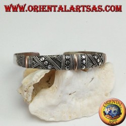Pulsera de plata, con 3 platos en oro de 14 quilates y tachuelas hechas a mano.