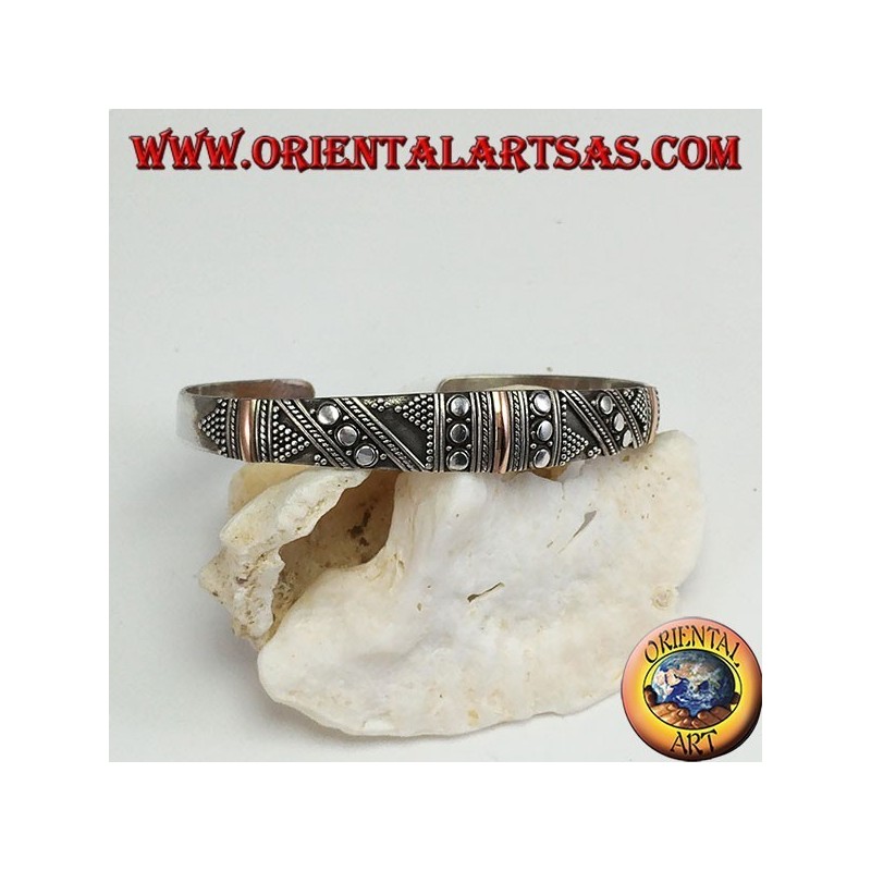 Pulsera de plata, con 3 platos en oro de 14 quilates y tachuelas hechas a mano.