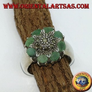 Anillo de plata con flor central y marcasitas rodeado de 8 esmeraldas naturales.