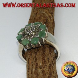 Anello in argento con fiore centrale e marcasiti contornato con 8 smeraldi naturali 
