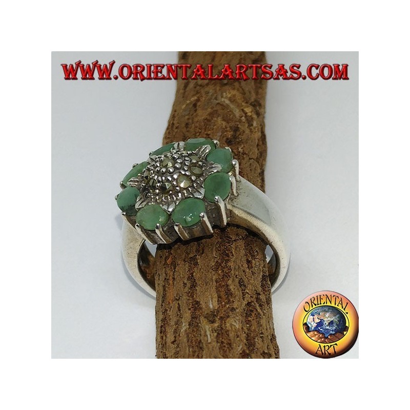 Anillo de plata con flor central y marcasitas rodeado de 8 esmeraldas naturales.