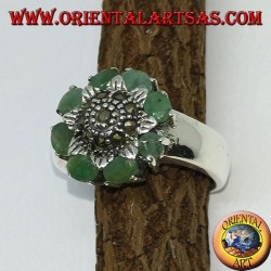 Anillo de plata con flor central y marcasitas rodeado de 8 esmeraldas naturales.