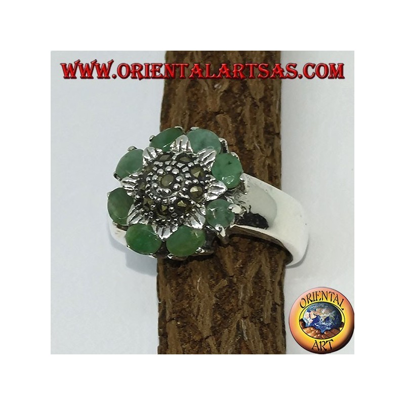 Bague en argent avec fleur centrale et marcassites entourée de 8 émeraudes naturelles