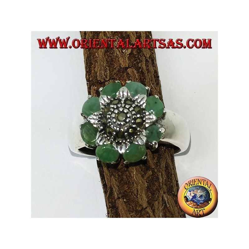 Anillo de plata con flor central y marcasitas rodeado de 8 esmeraldas naturales.
