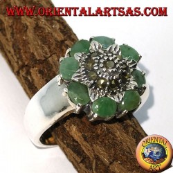 Anello in argento con fiore centrale e marcasiti contornato con 8 smeraldi naturali 