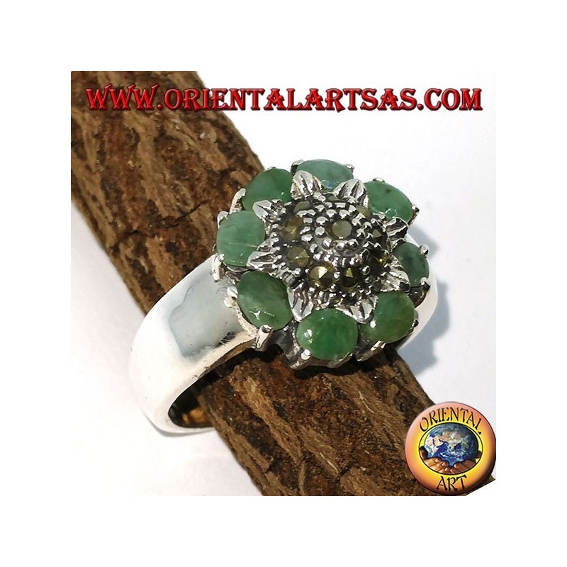Anillo de plata con flor central y marcasitas rodeado de 8 esmeraldas naturales.
