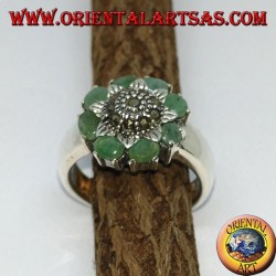 Anello in argento con fiore centrale e marcasiti contornato con 8 smeraldi naturali 