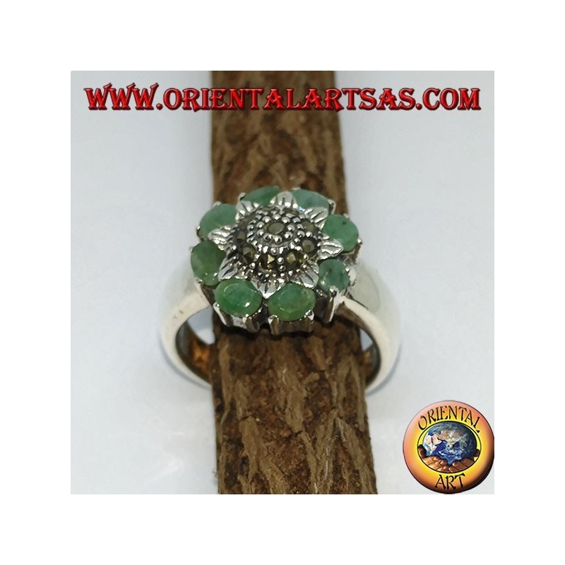 Anillo de plata con flor central y marcasitas rodeado de 8 esmeraldas naturales.