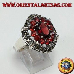 Bague en argent sertie de grenats naturels, 1 ovale et 12 tours