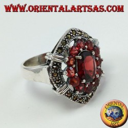 Ring in silver, set with natural garnets 1 oval and 12 rounds around