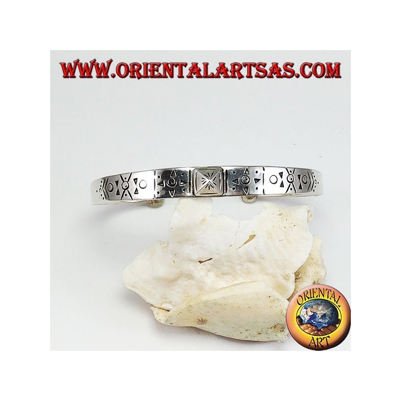 Rigid silver bracelet, hand-engraved with a pyramid stud in the center