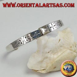 Steifes Silberarmband, handgraviert mit einem Pyramidenstecker in der Mitte