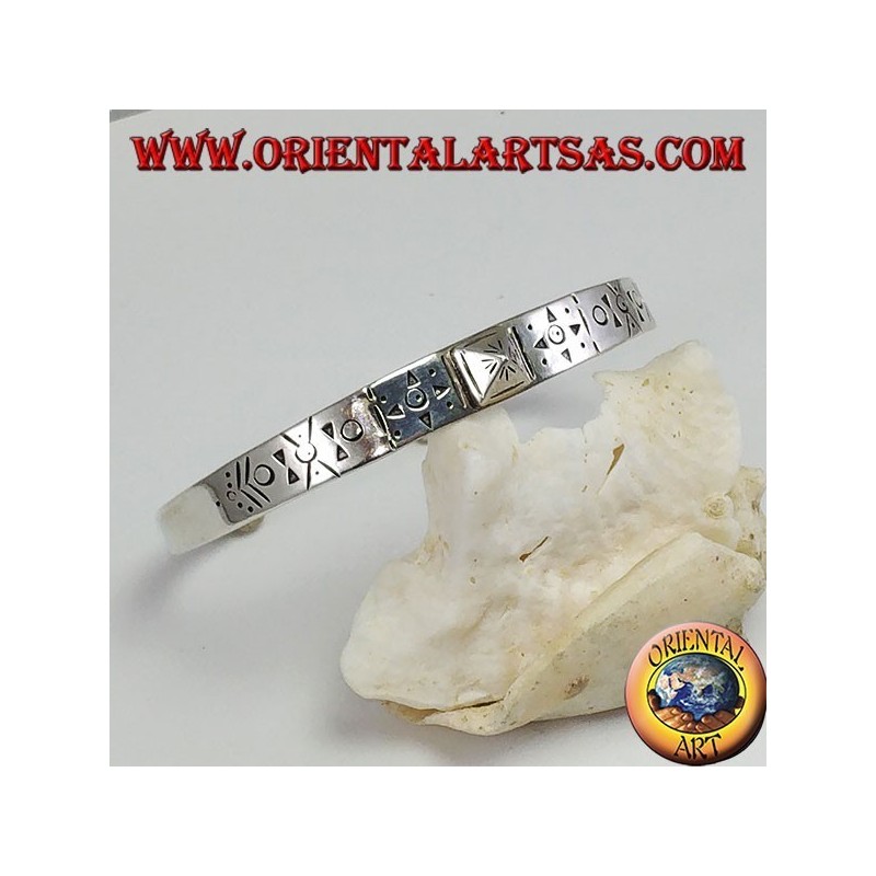 Steifes Silberarmband, handgraviert mit einem Pyramidenstecker in der Mitte