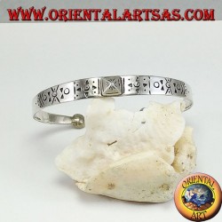 Steifes Silberarmband, handgraviert mit einem Pyramidenstecker in der Mitte