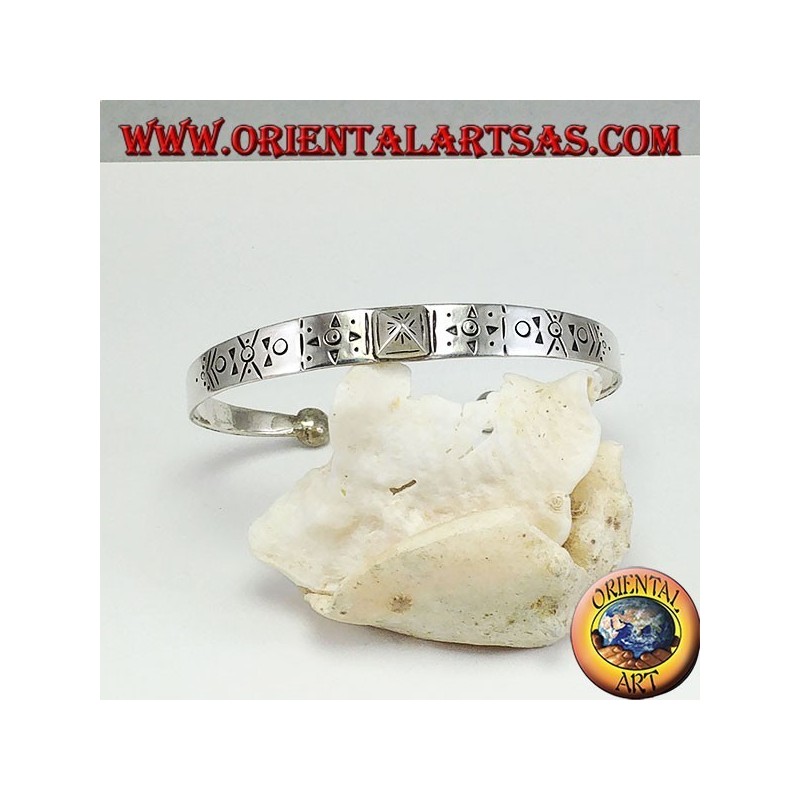 Pulsera rígida de plata, grabada a mano con un espárrago piramidal en el centro.