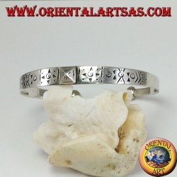 Steifes Silberarmband, handgraviert mit einem Pyramidenstecker in der Mitte