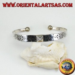 Rigid silver bracelet, hand-engraved with a pyramid stud in the center