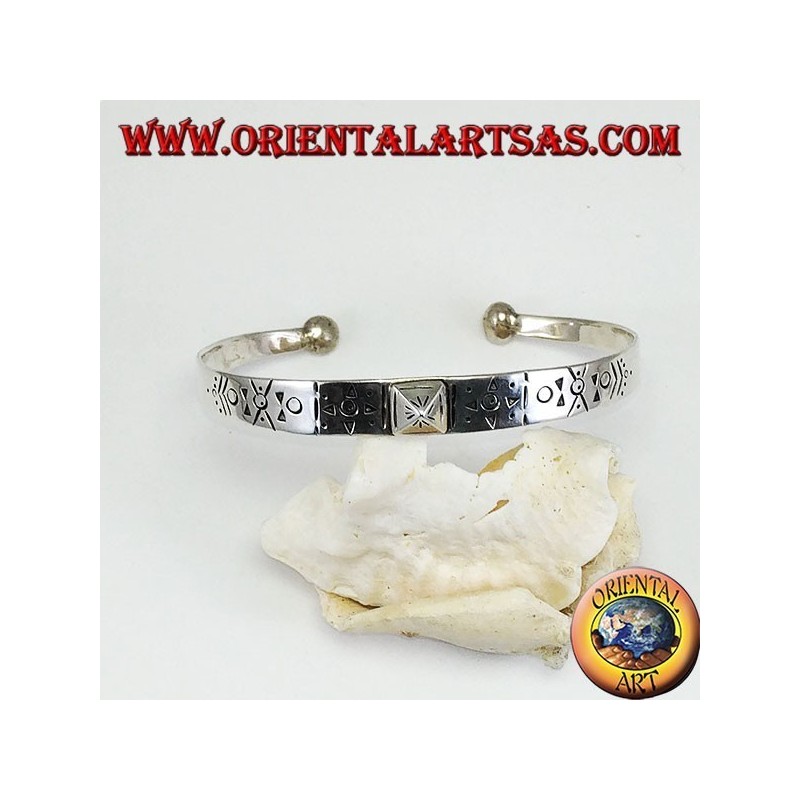 Steifes Silberarmband, handgraviert mit einem Pyramidenstecker in der Mitte