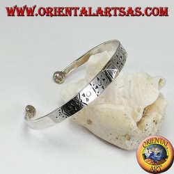 Pulsera rígida de plata, grabada a mano con un espárrago piramidal en el centro.