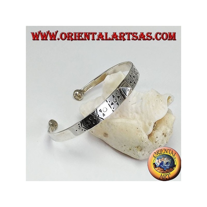 Rigid silver bracelet, hand-engraved with a pyramid stud in the center