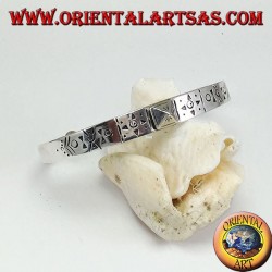 Pulsera rígida de plata, grabada a mano con un espárrago piramidal en el centro.