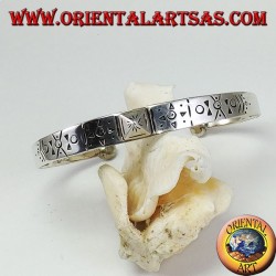 Steifes Silberarmband, handgraviert mit einem Pyramidenstecker in der Mitte