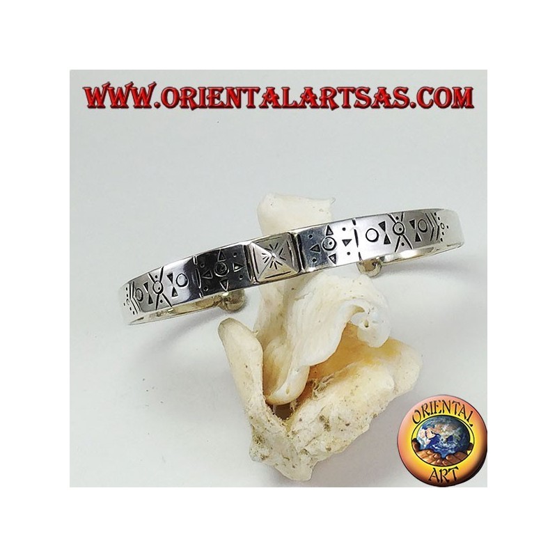 Pulsera rígida de plata, grabada a mano con un espárrago piramidal en el centro.