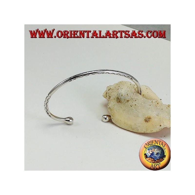 Steifes Armband aus Silber, rund mit Wellen graviert von Hand graviert