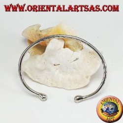 Pulsera rígida en plata, redonda grabada con ondas grabadas a mano.