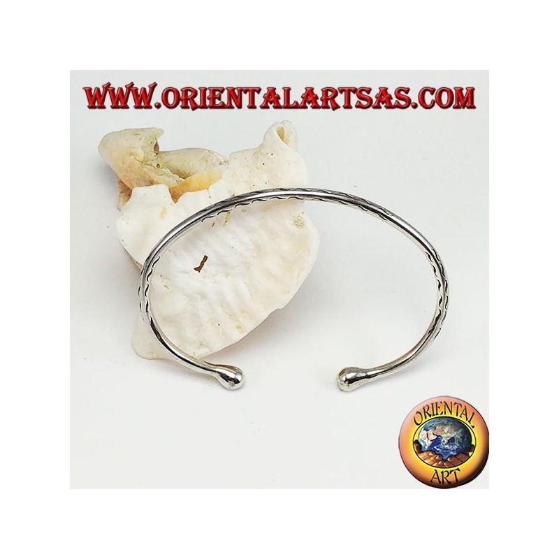 Pulsera rígida en plata, redonda grabada con ondas grabadas a mano.