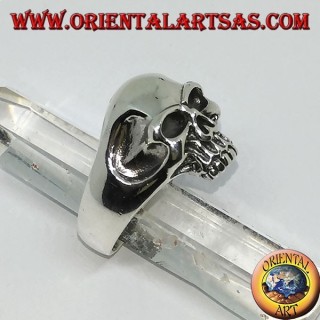 Anillo de plata con calavera con mandíbulas y sienes huecas.