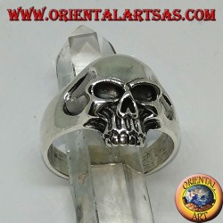 Anillo de plata con calavera con mandíbulas y sienes huecas.