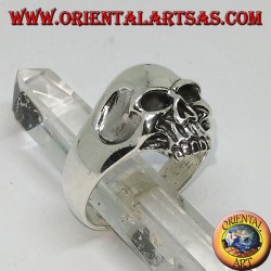 Anillo de plata con calavera con mandíbulas y sienes huecas.