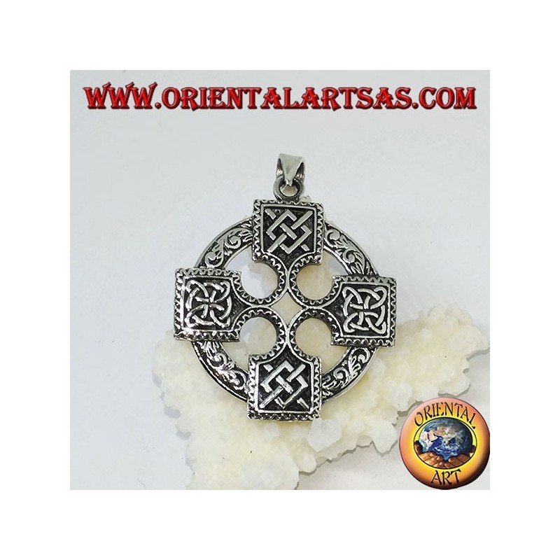 Colgante de plata, cruz celta con odin gungnir.