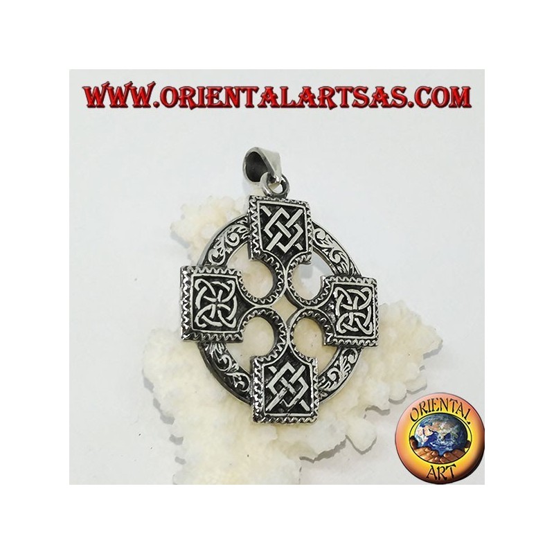 Colgante de plata, cruz celta con odin gungnir.