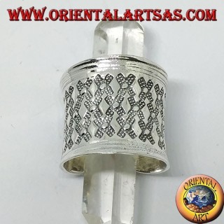 Bague concave à large bande avec diamants argentés en bas-relief