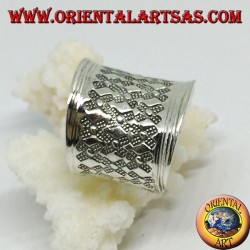 Anillo de banda ancha cóncavo con diamantes plateados en bajorrelieve.