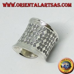 Bague concave à large bande avec diamants argentés en bas-relief