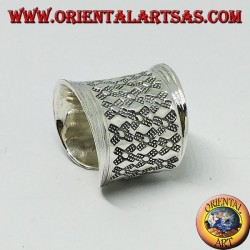 Anillo de banda ancha cóncavo con diamantes plateados en bajorrelieve.