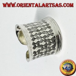 Anillo de banda ancha cóncavo con diamantes plateados en bajorrelieve.