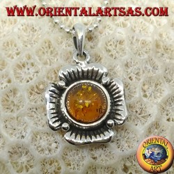 Colgante de plata con la forma de una flor con un ámbar central hemisférico.