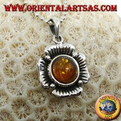Colgante de plata con la forma de una flor con un ámbar central hemisférico.