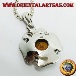 Colgante de plata con la forma de una flor con un ámbar central hemisférico.