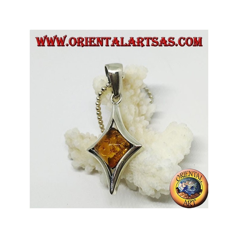Colgante de plata con forma de diamante con un ámbar cuadrado central.