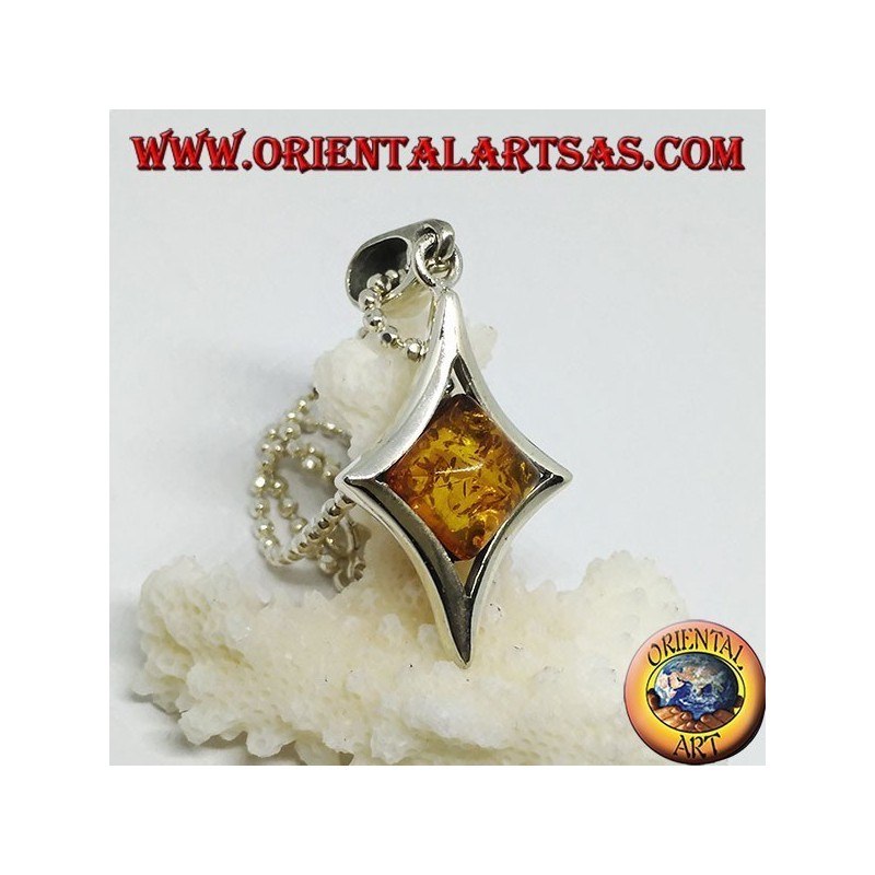 Colgante de plata con forma de diamante con un ámbar cuadrado central.