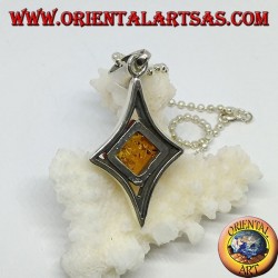 Colgante de plata con forma de diamante con un ámbar cuadrado central.