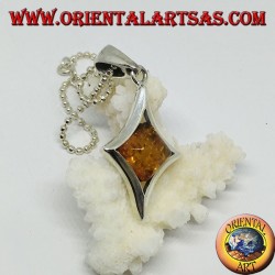 Colgante de plata con forma de diamante con un ámbar cuadrado central.