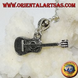 Colgante plateado clásico de guitarra