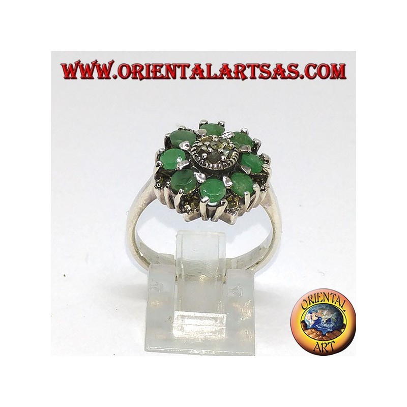 Bague en argent en fleur avec 8 émeraudes rondes naturelles entourées de marcassites