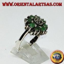 Bague en argent en fleur avec 8 émeraudes rondes naturelles entourées de marcassites
